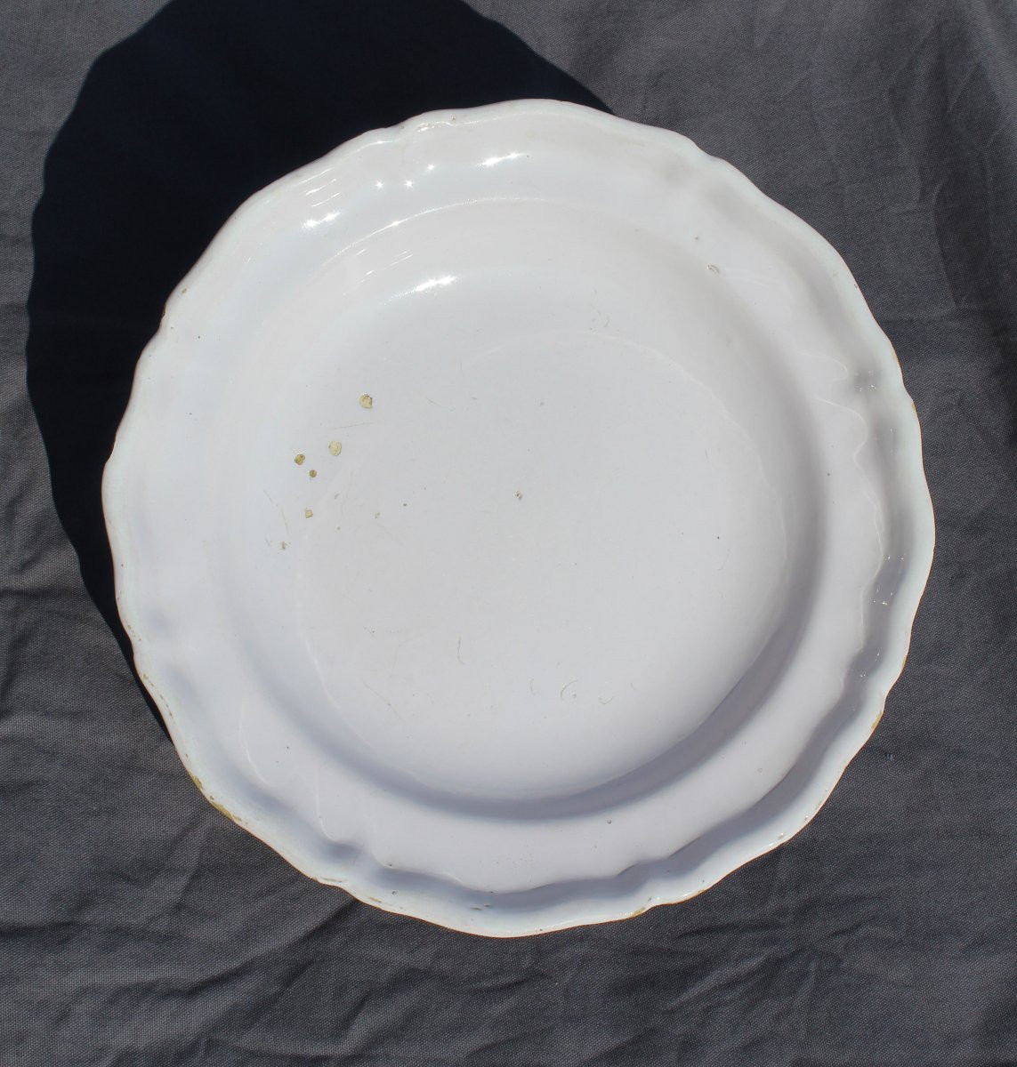 Grand plat rond en faïence blanche de Moustiers 18 ème Diam = 34.5 cm-photo-3