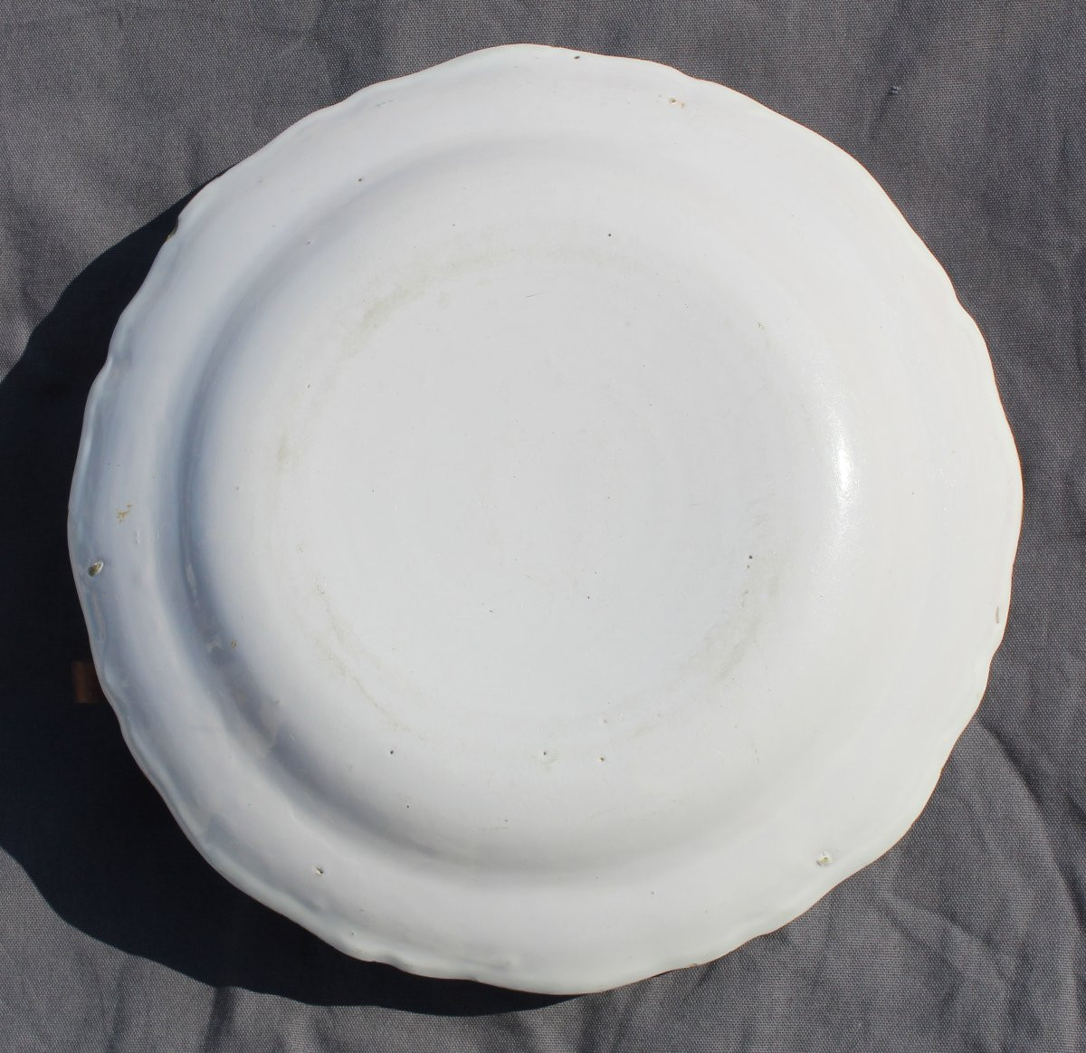 Grand plat rond en faïence blanche de Moustiers 18 ème Diam = 34.5 cm-photo-1