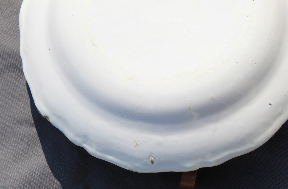 Grand plat rond en faïence blanche de Moustiers 18 ème Diam = 34.5 cm-photo-2