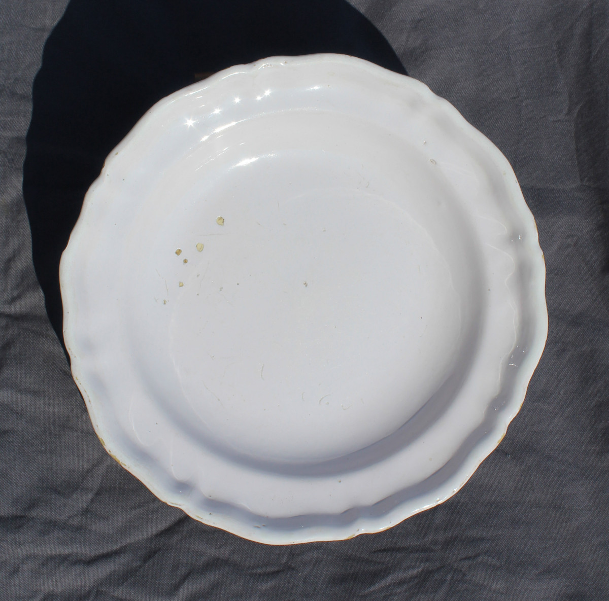 Grand plat rond en faïence blanche de Moustiers 18 ème Diam = 34.5 cm