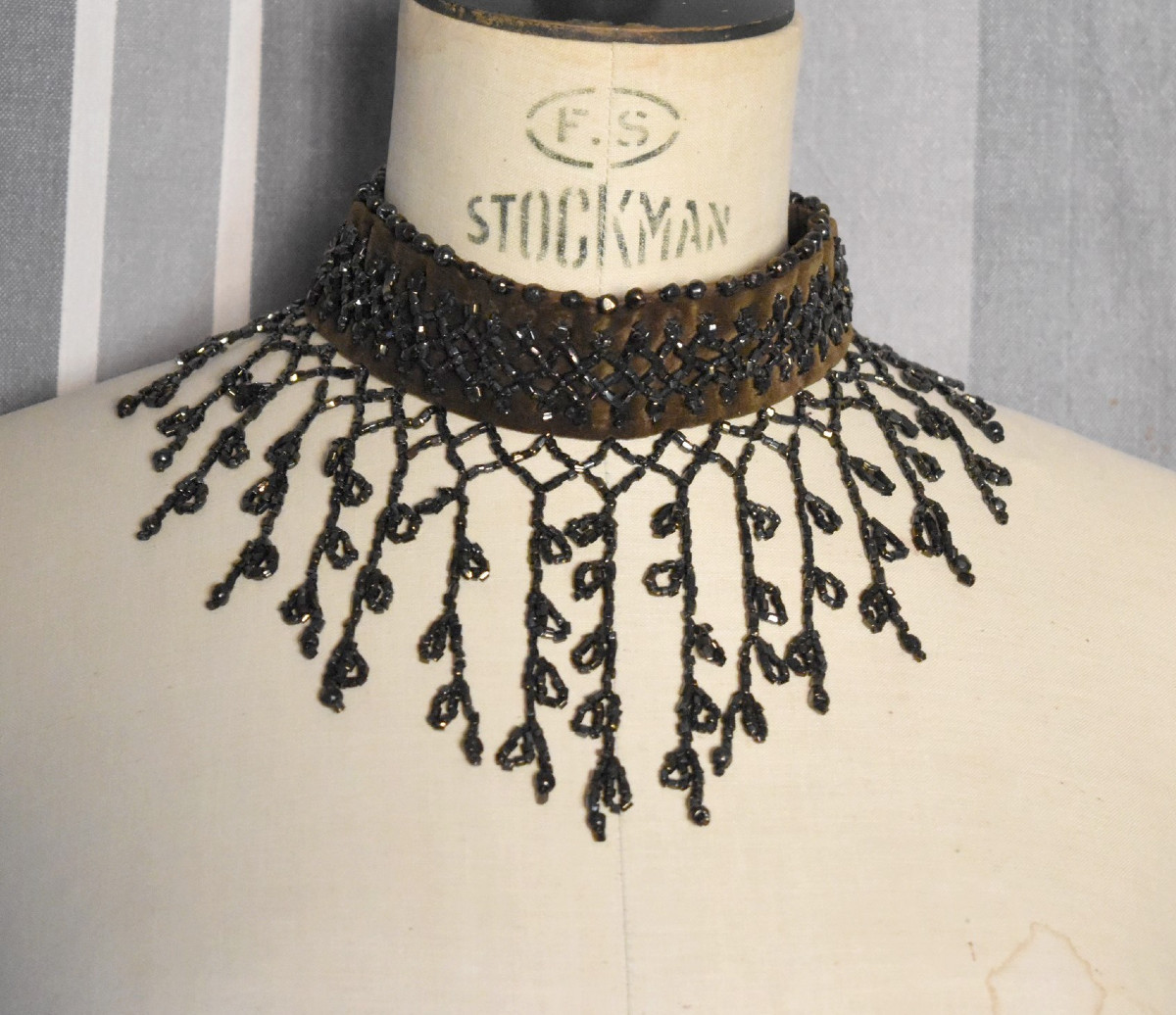 Genuine 1920s Velvet Choker Necklace With Rocailles Pearls From The Roaring Twenties-photo-3