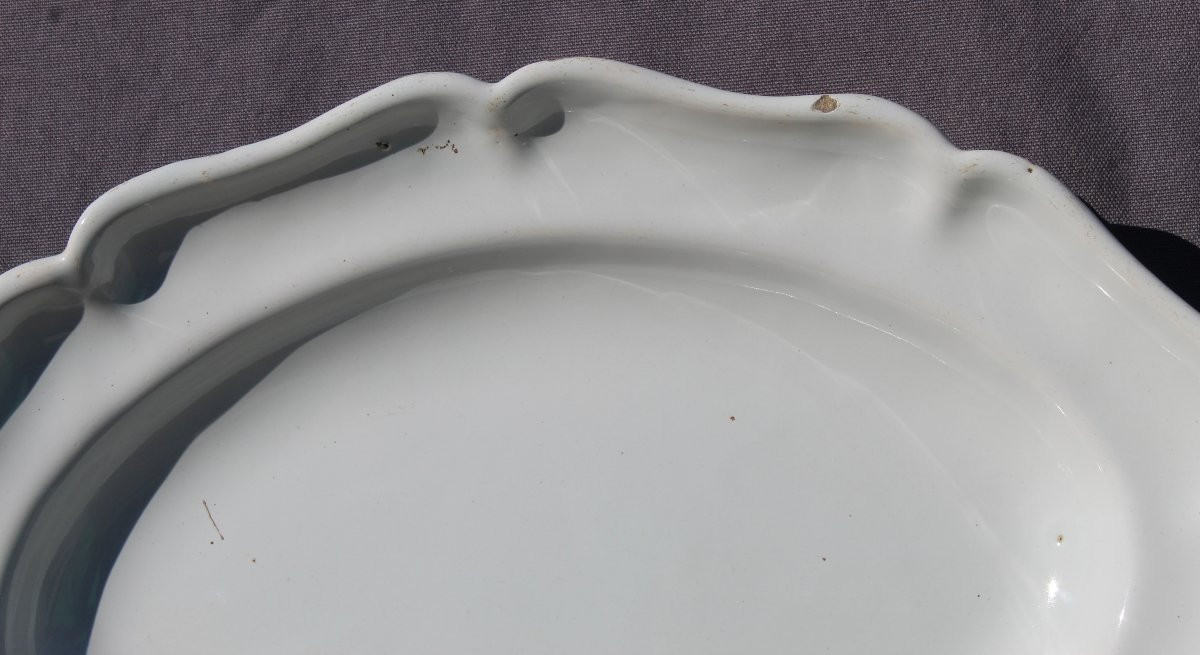 Grand plat rond en faïence blanche de Moustiers 18 ème Long = 38.5 cm-photo-2
