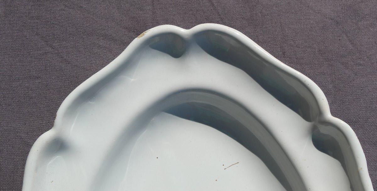 Grand plat rond en faïence blanche de Moustiers 18 ème Long = 38.5 cm-photo-3