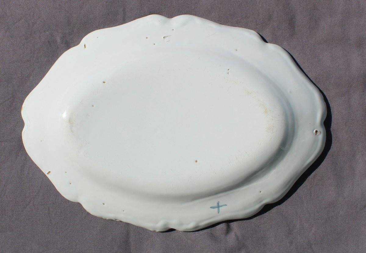 Grand plat rond en faïence blanche de Moustiers 18 ème Long = 38.5 cm-photo-1