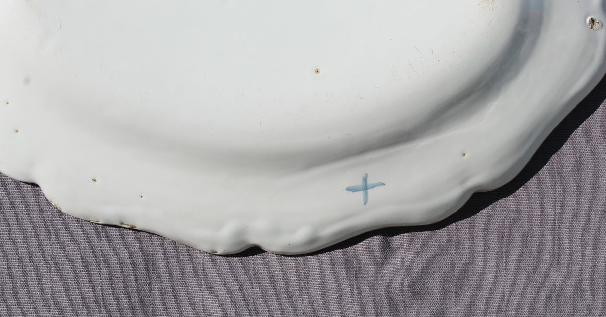 Grand plat rond en faïence blanche de Moustiers 18 ème Long = 38.5 cm-photo-2
