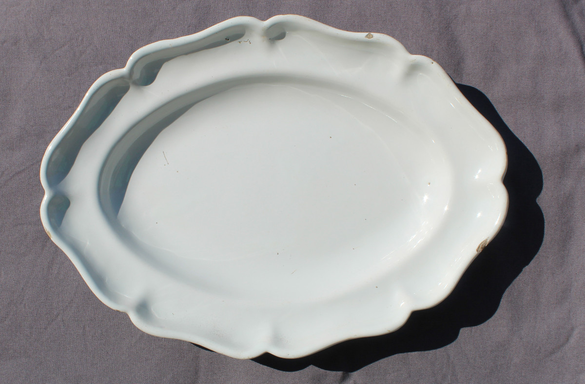 Grand plat rond en faïence blanche de Moustiers 18 ème Long = 38.5 cm