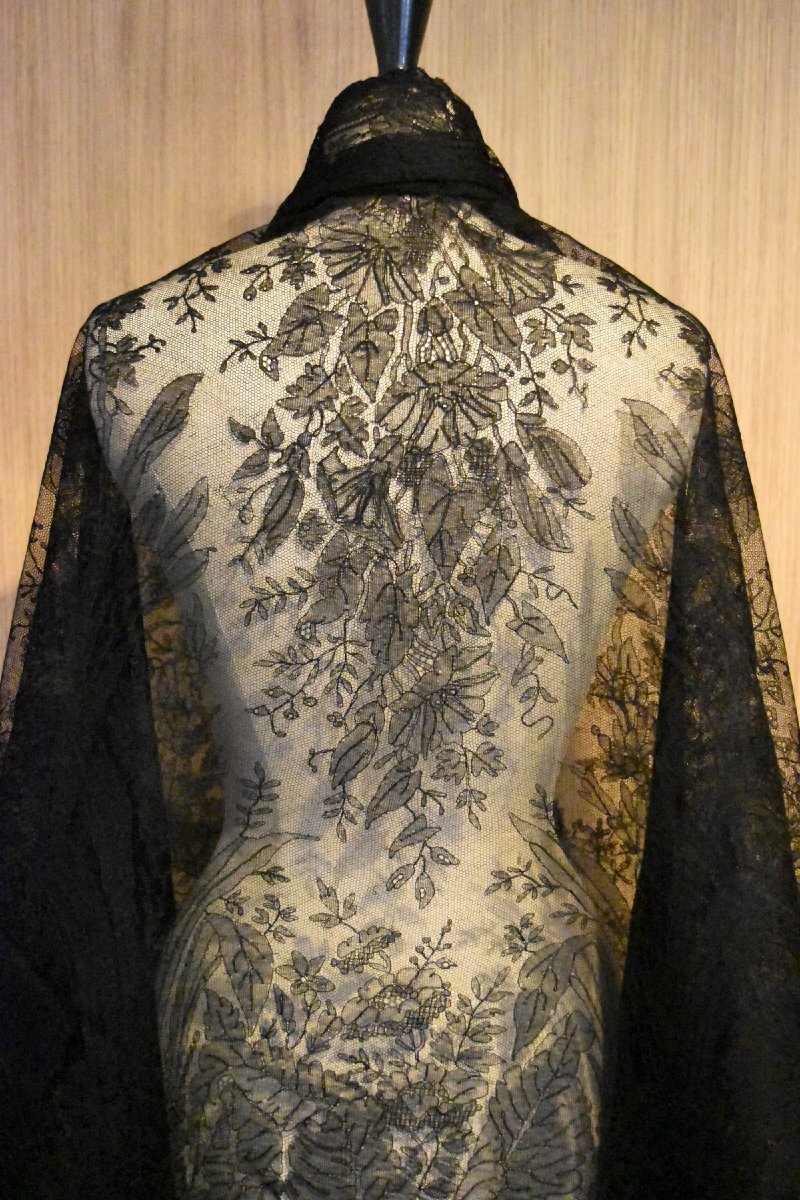 Ancien grand châle en dentelle de Chantilly noir époque Napoléon III-photo-2
