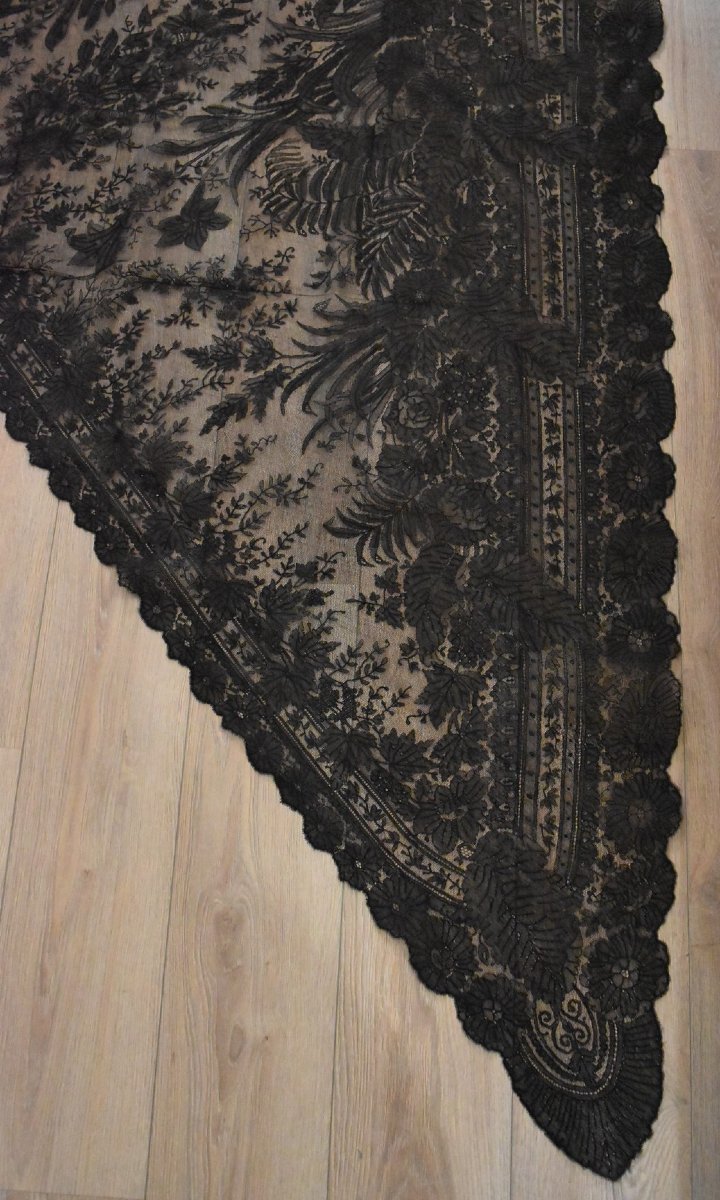 Ancien grand châle en dentelle de Chantilly noir époque Napoléon III-photo-1