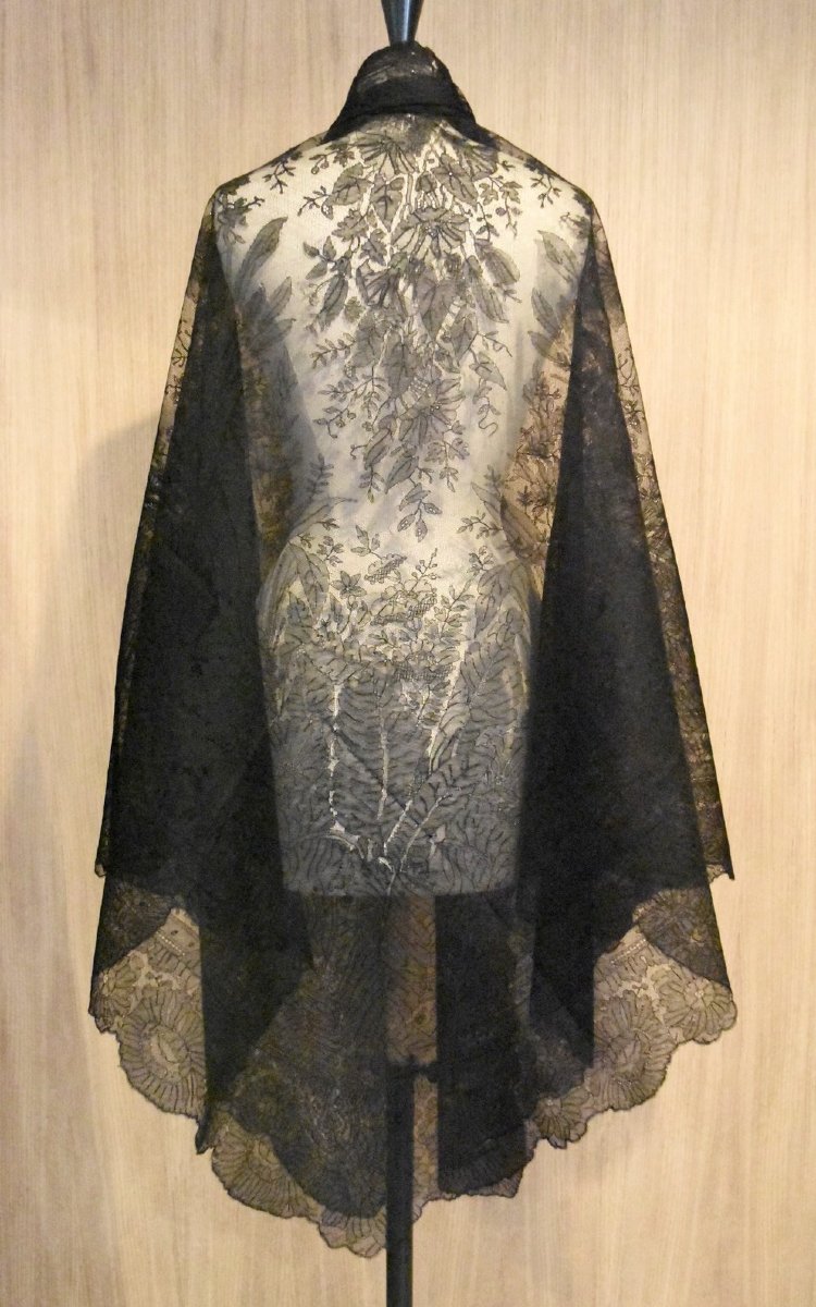 Ancien grand châle en dentelle de Chantilly noir époque Napoléon III
