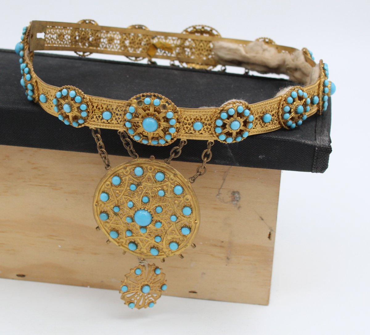 19th-century Crown Made Of Gilded Brass And Turquoise-blue Opaline Pearls-photo-3