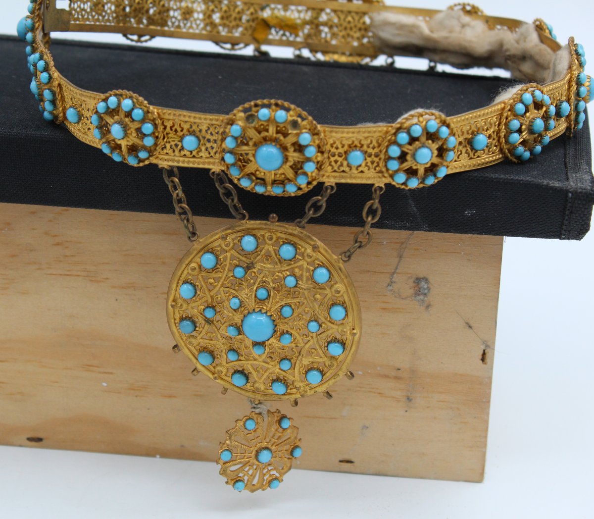 19th-century Crown Made Of Gilded Brass And Turquoise-blue Opaline Pearls-photo-4