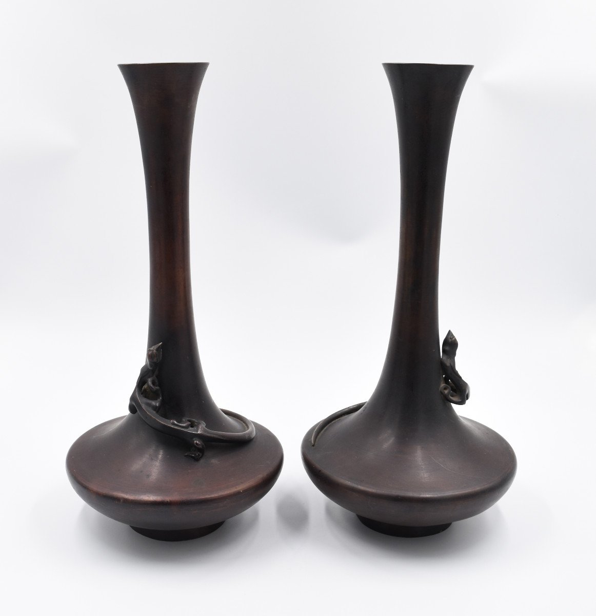 Japon Paire De Vases En Bronze époque Meiji (1868-1912 ) Signés Sous La Base