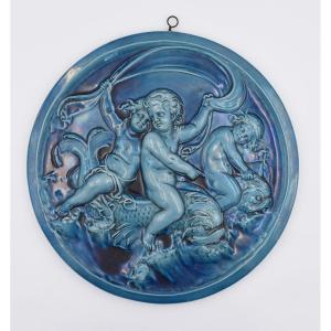 Tondo In Enamelled Earthenware 19th Decorated With 3 Putti In The Taste Clément Massier Diam: 41.5 Cm