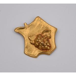 Line Vautrin Brooch In Gilt Bronze: France And These Wine Regions