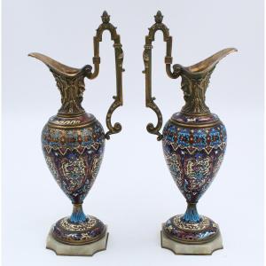 Paires De Vases En Bronze Et émaux Cloisonnés à Décors de motifs mythologiques
