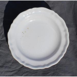 Grand plat rond en faïence blanche de Moustiers 18 ème Diam = 34.5 cm