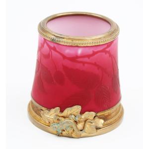 Pot en opaline rose avec monture en laiton doré