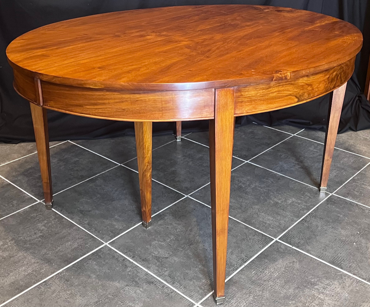 Table à ceinture(ou bandeau) en noyer massif.      