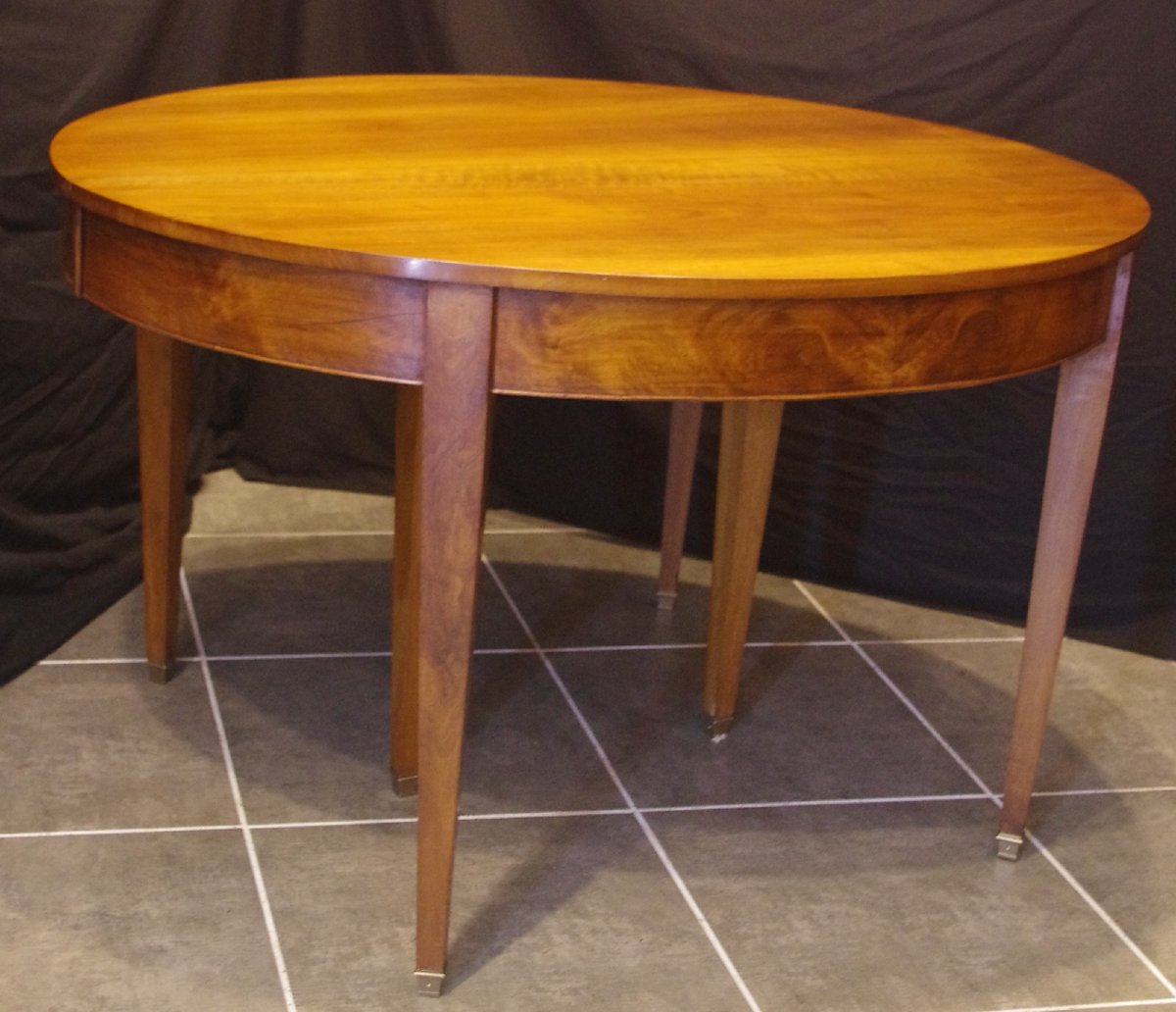 Table à ceinture(ou bandeau) en noyer massif.