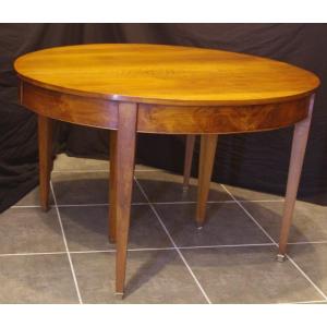 Table à ceinture(ou bandeau) en noyer massif.