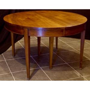 Table à ceinture (ou bandeau) en noyer massif.