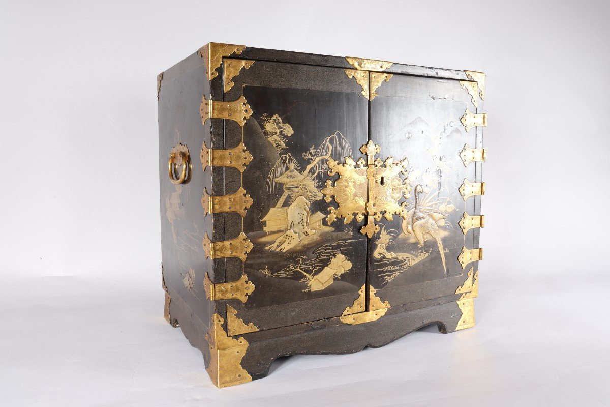 Cabinet De Voyage En Laque Du Japon