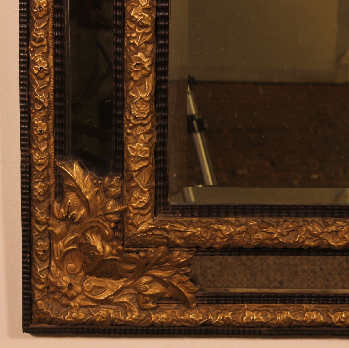 Miroir à Parecloses En Cuivre Repoussé Et ébène - Début Du 19° Siècle-photo-1