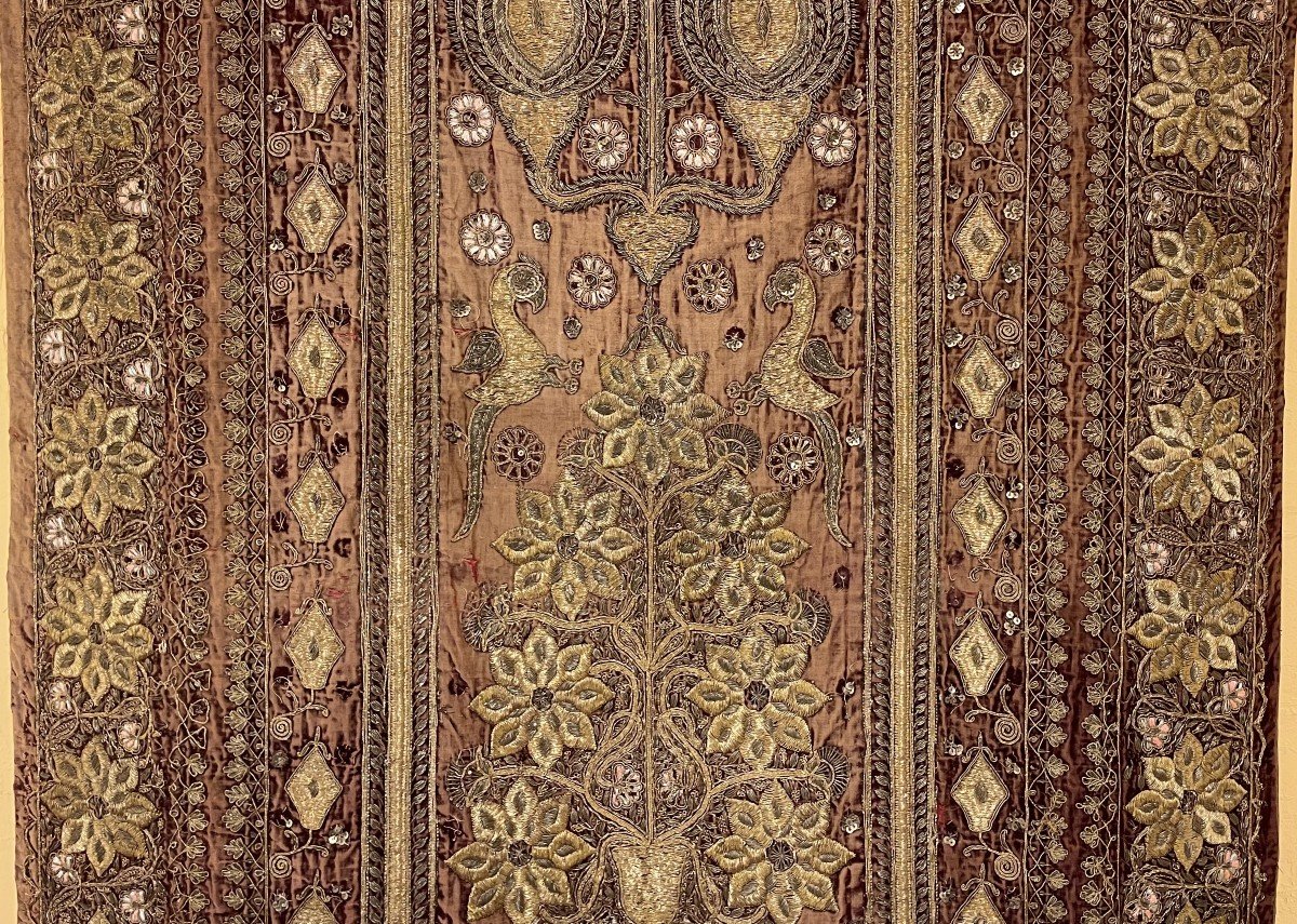 Broderie Indo Portugaise  Du  18° Siècle Au Fil d'Or Sur Velours-photo-3