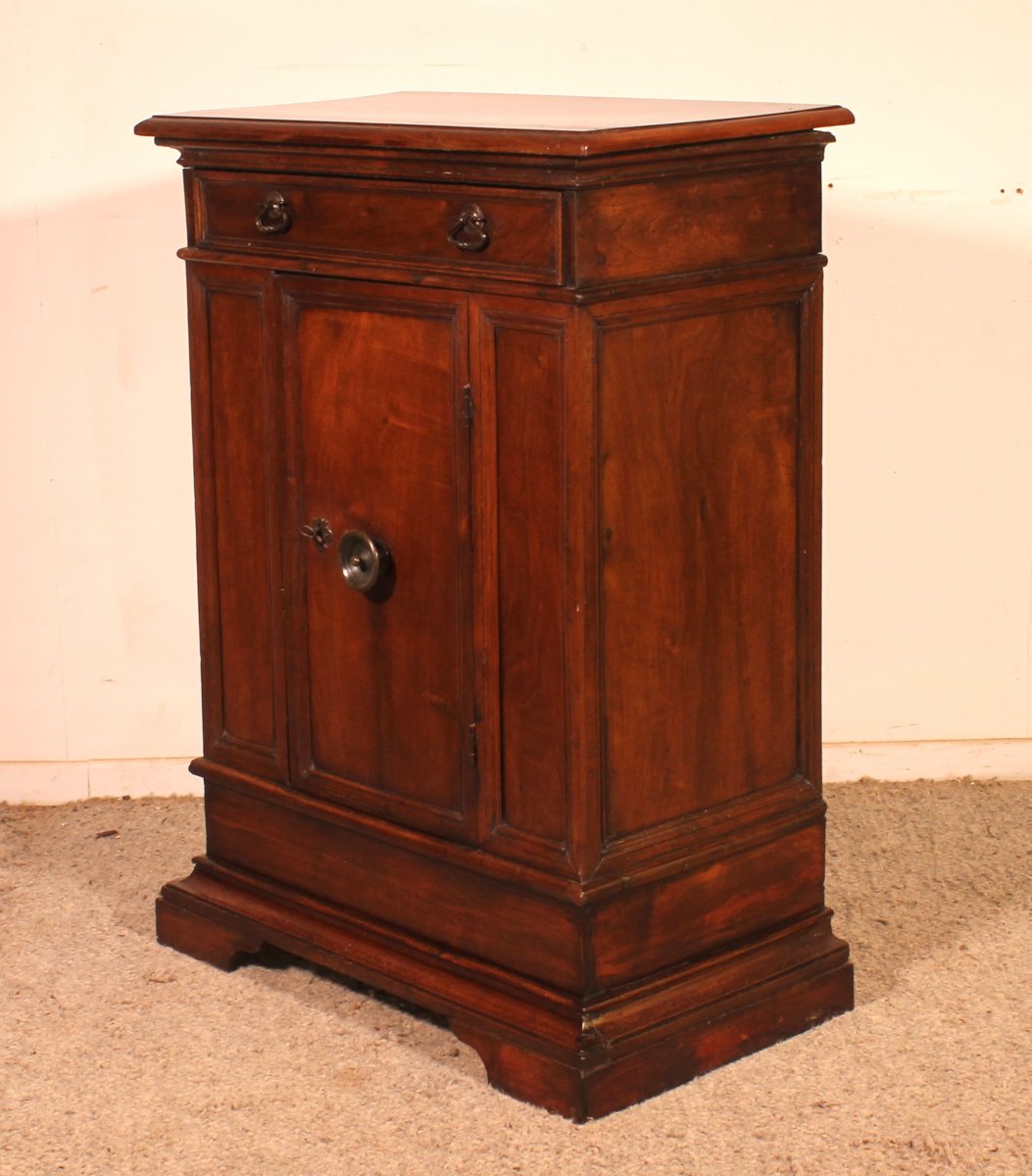 A 17th Century Italian Walnut Oratory Or Small Sideboard-photo-6