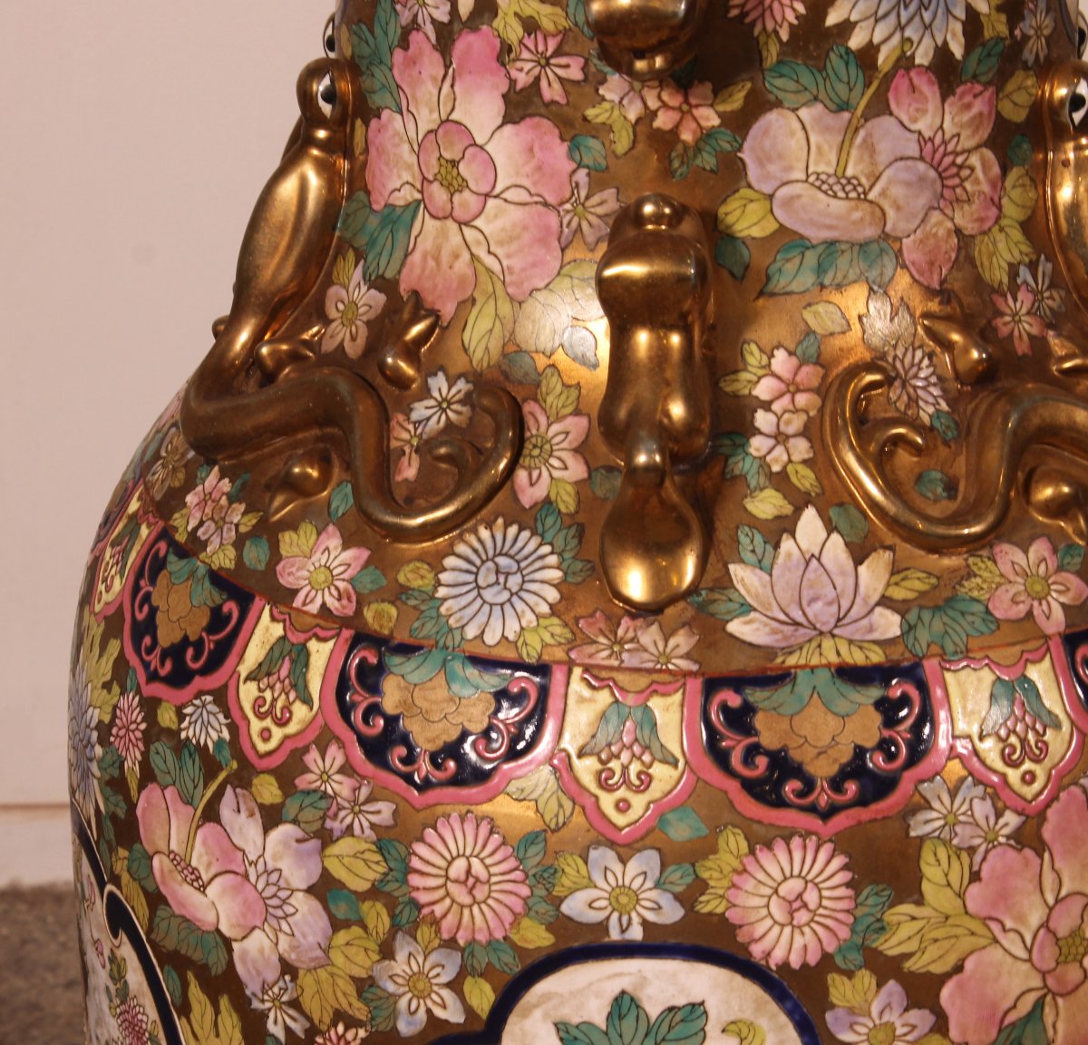 Vase Chinois en Porcelaine Émaillée à Décor Polychrome - Sur Socles-photo-5
