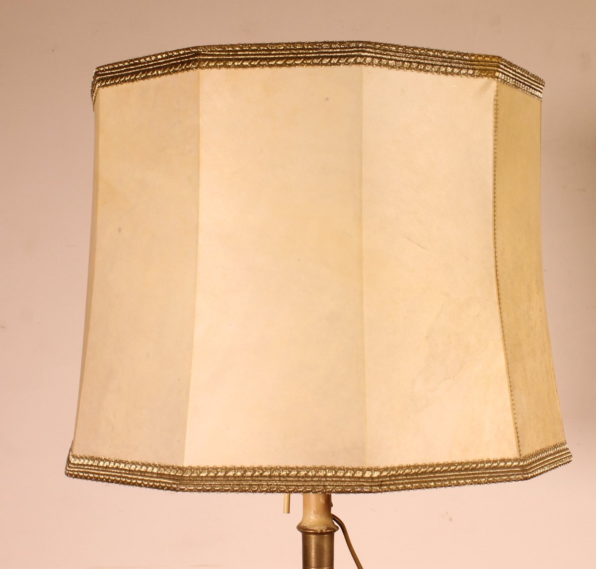 pique cierge en bronze d'époque XVII siècle monté en lampe avec son abat-jour en parchemin-photo-1