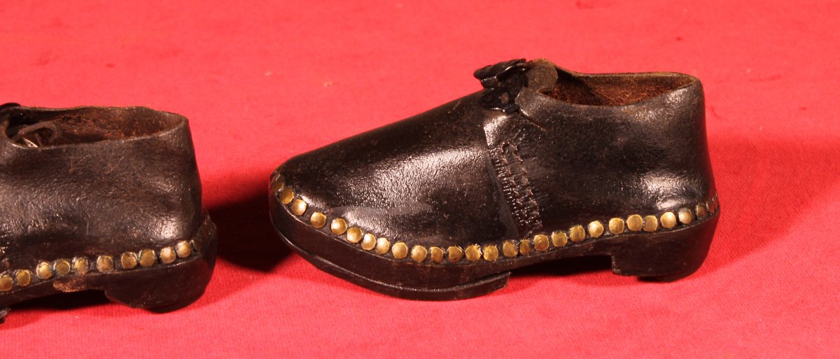 Petites chaussures sabots d'enfant en cuir - 18° siècle-photo-1