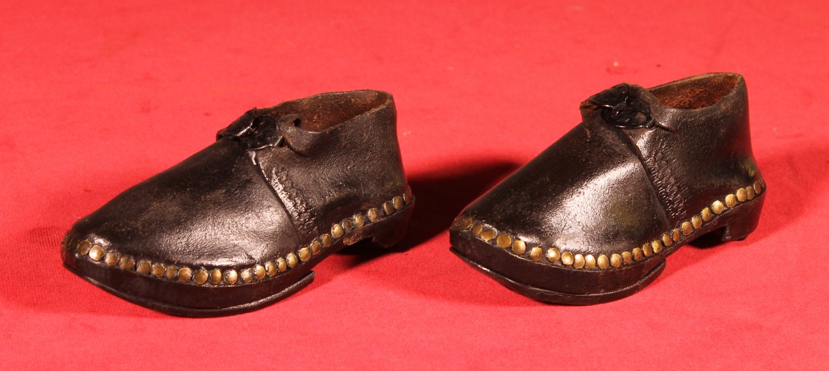 Petites chaussures sabots d'enfant en cuir - 18° siècle