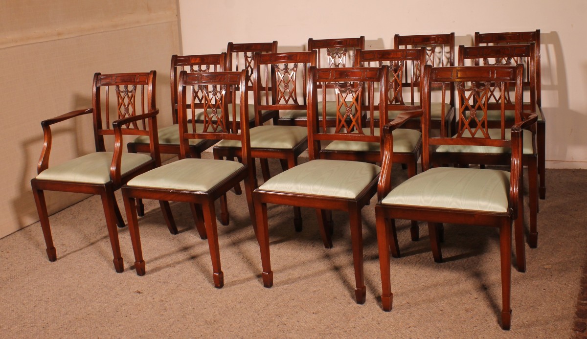 Série de 10 chaises et deux fauteuils en acajou de style hepplewhite