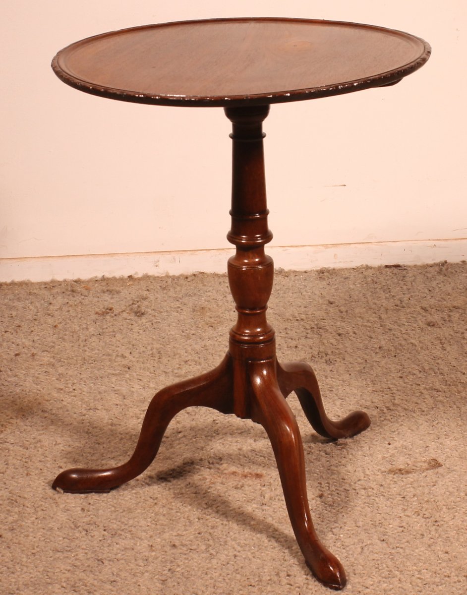 Petit Guéridon dit tea table En Acajou avec un plateau dentelle -18° siècle
