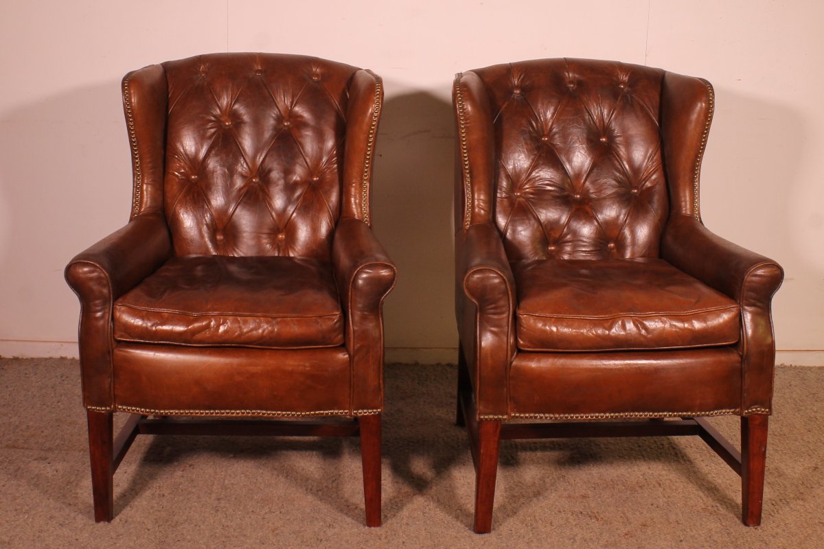 paire de fauteuils chesterfield à oreille en cuir de couleur brun-photo-2