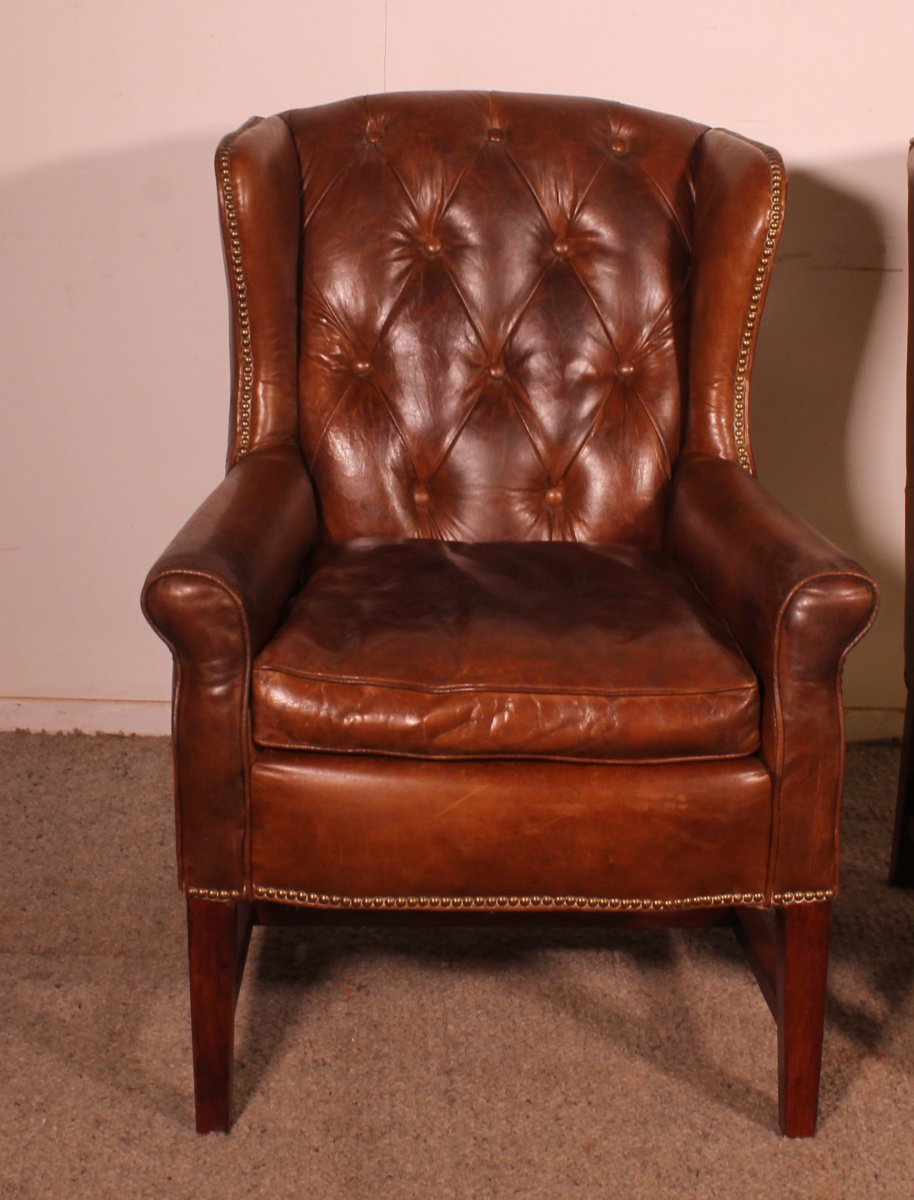 paire de fauteuils chesterfield à oreille en cuir de couleur brun-photo-3