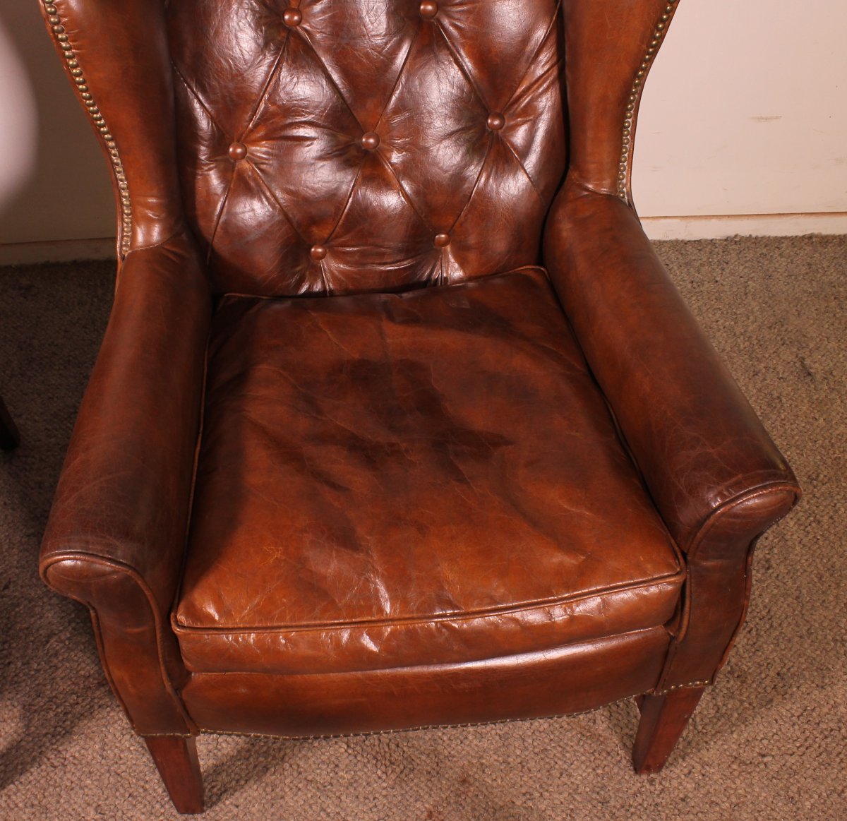 paire de fauteuils chesterfield à oreille en cuir de couleur brun-photo-1