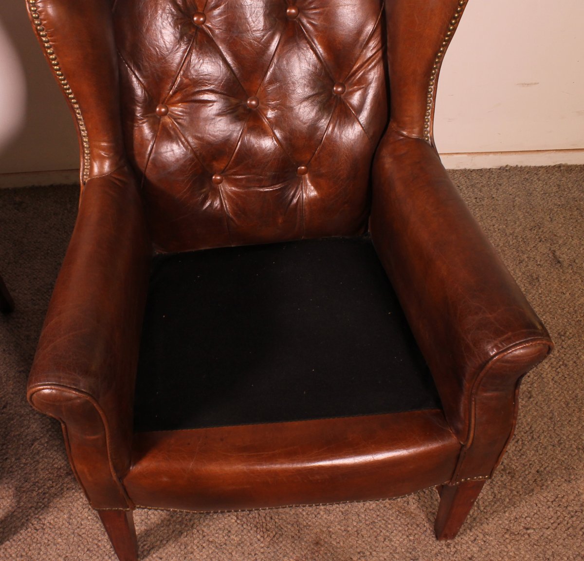 paire de fauteuils chesterfield à oreille en cuir de couleur brun-photo-2