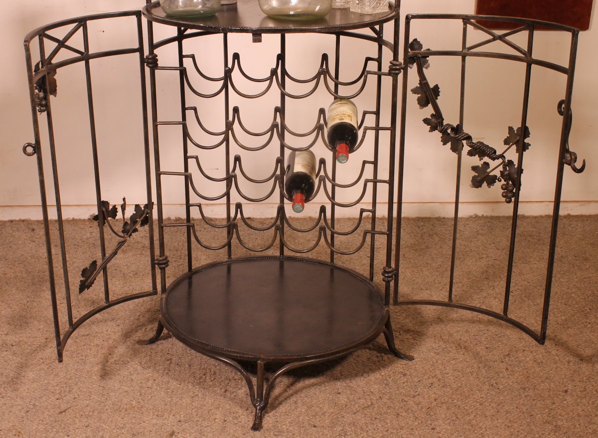 Wrought-iron Bar Decorated With Grape Clusters-photo-1