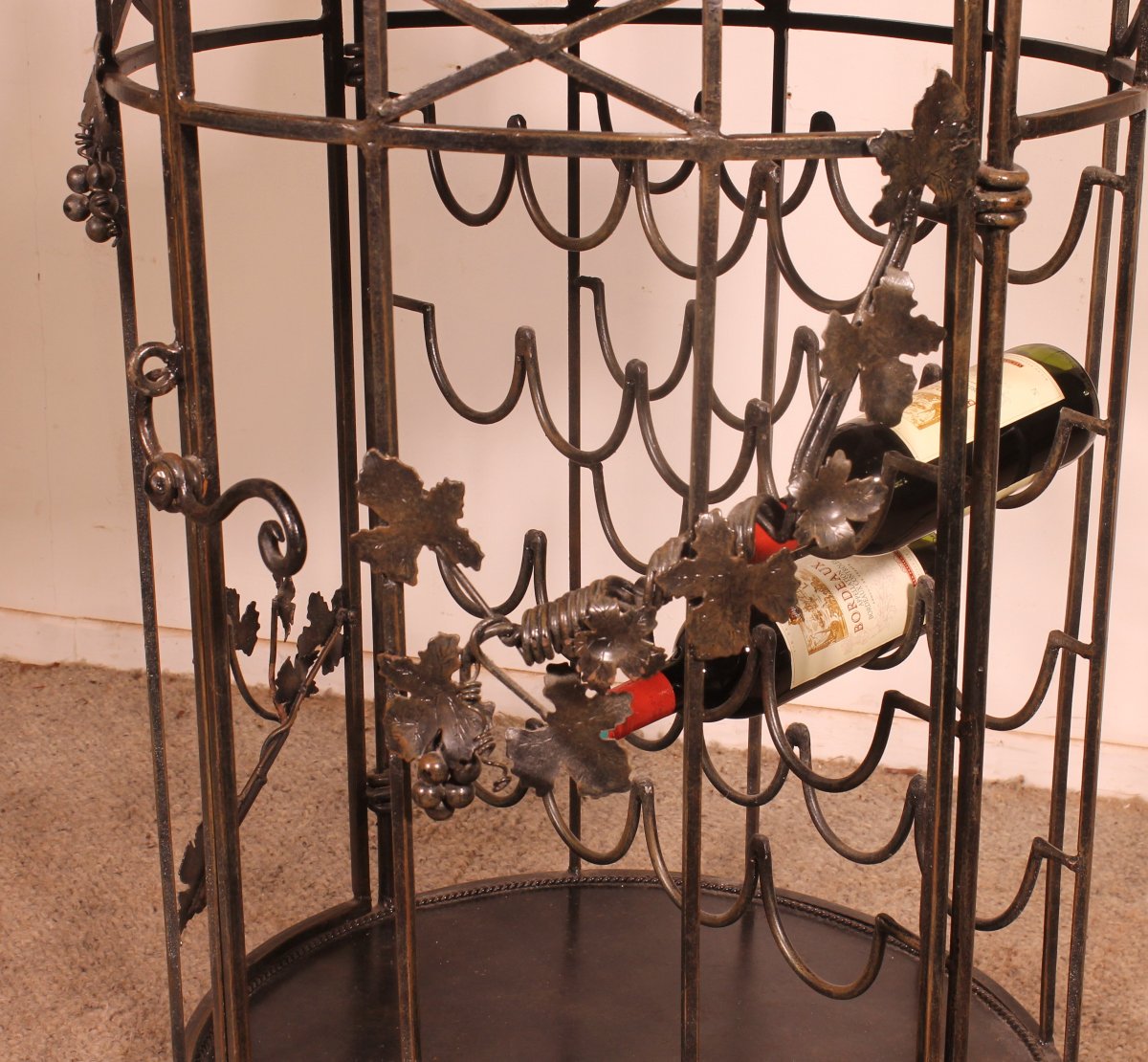 Wrought-iron Bar Decorated With Grape Clusters-photo-2