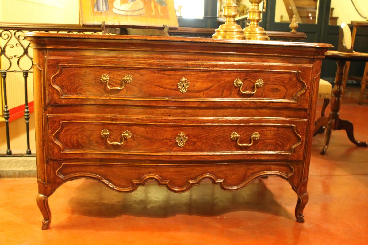 Commode Galbée En Chêne époque 18 ème