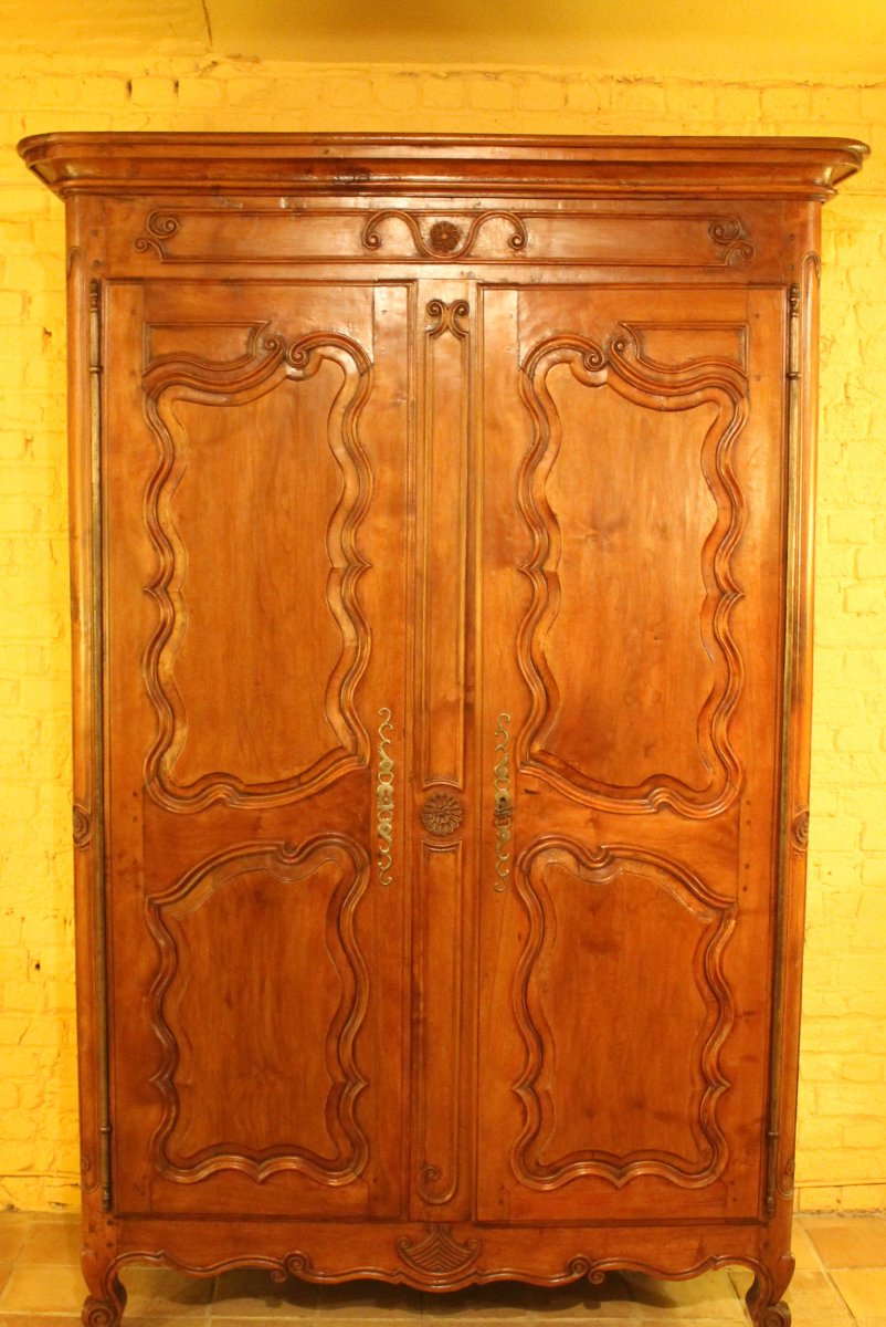 Louis XV Wardrobe  In Walnut 18 ° Century