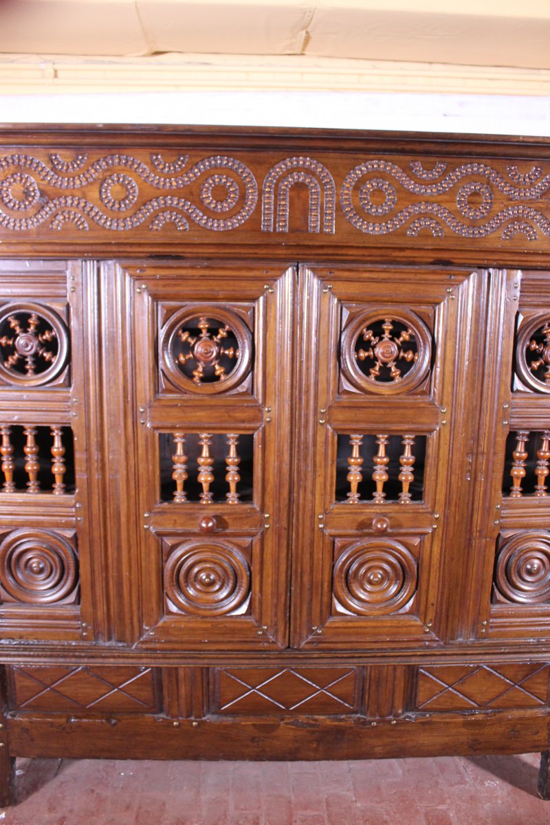 17 ° Century  Breton Wardrobe Or Cupboard  In Oak Turning In Boxwood-photo-2