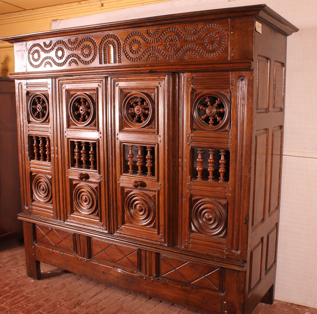 17 ° Century  Breton Wardrobe Or Cupboard  In Oak Turning In Boxwood-photo-3