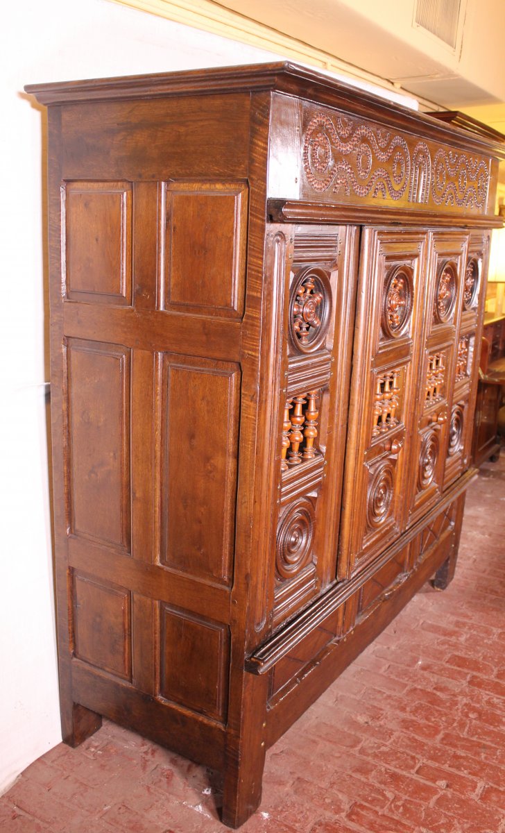 17 ° Century  Breton Wardrobe Or Cupboard  In Oak Turning In Boxwood-photo-4