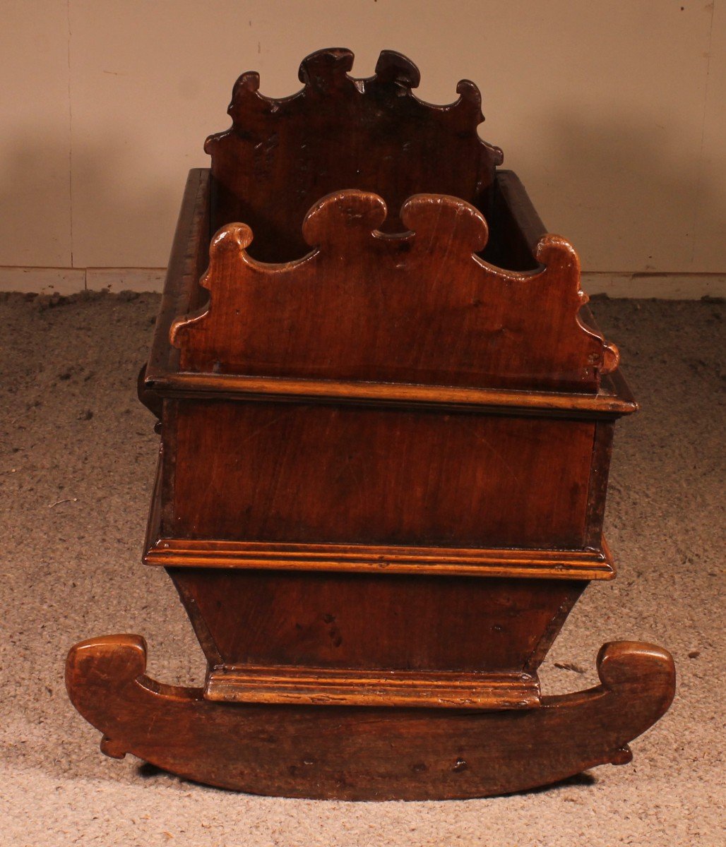 Italian Cradle In Walnut 17 ° Century-photo-4