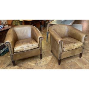 paire de fauteuils club en cuir couleur camel 