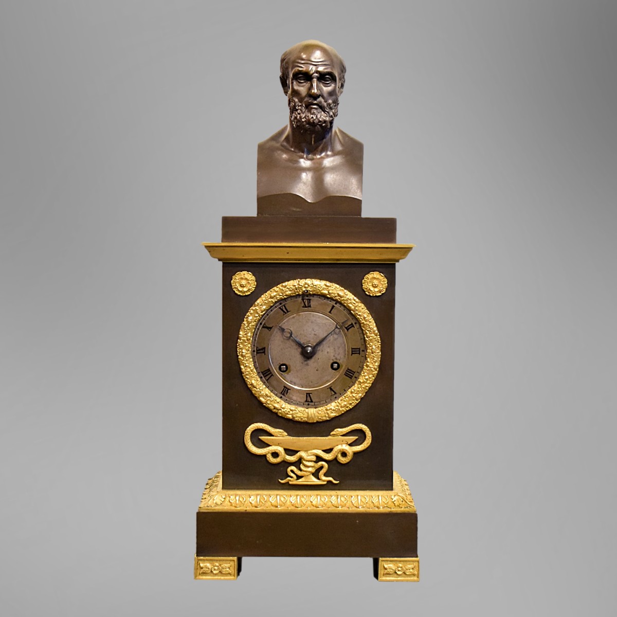 Pendule en bronze à l'effigie d'Hippocrate Mouvement signé Pons Époque Restauration