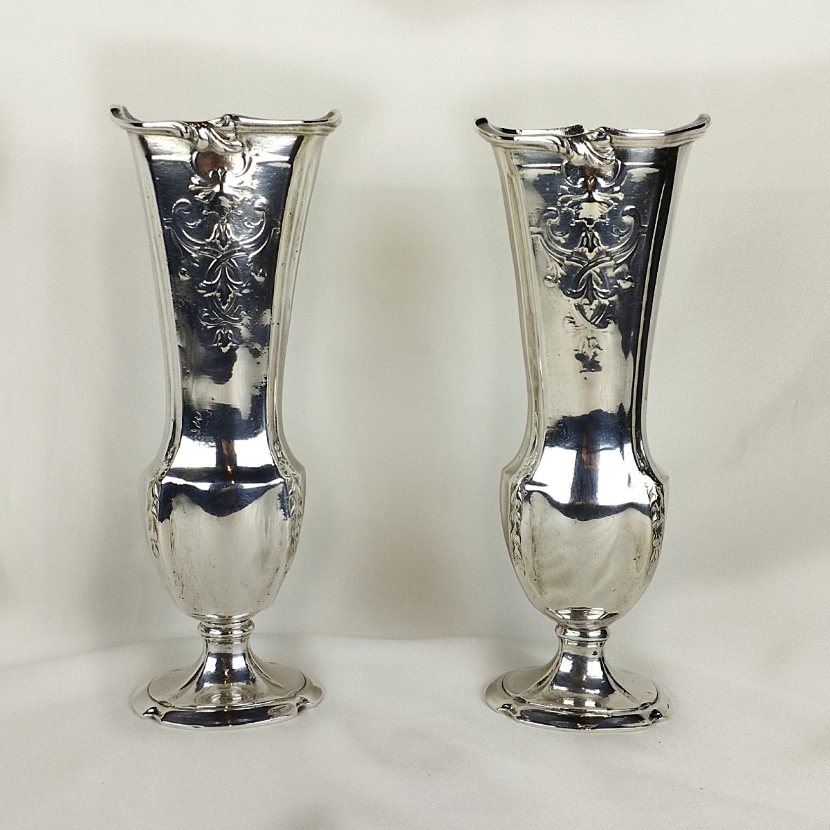 Paire de vases en métal argenté de style Régence XIXème
